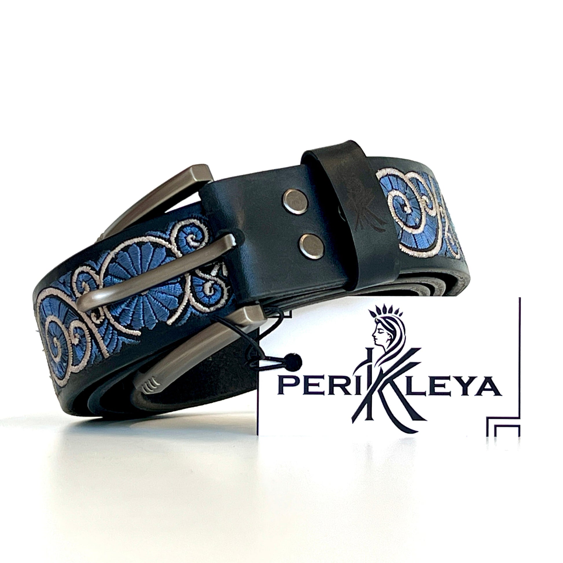 Cintura in vera pelle italiana ricamata con motivo a chiocciola in colore blue e bianco