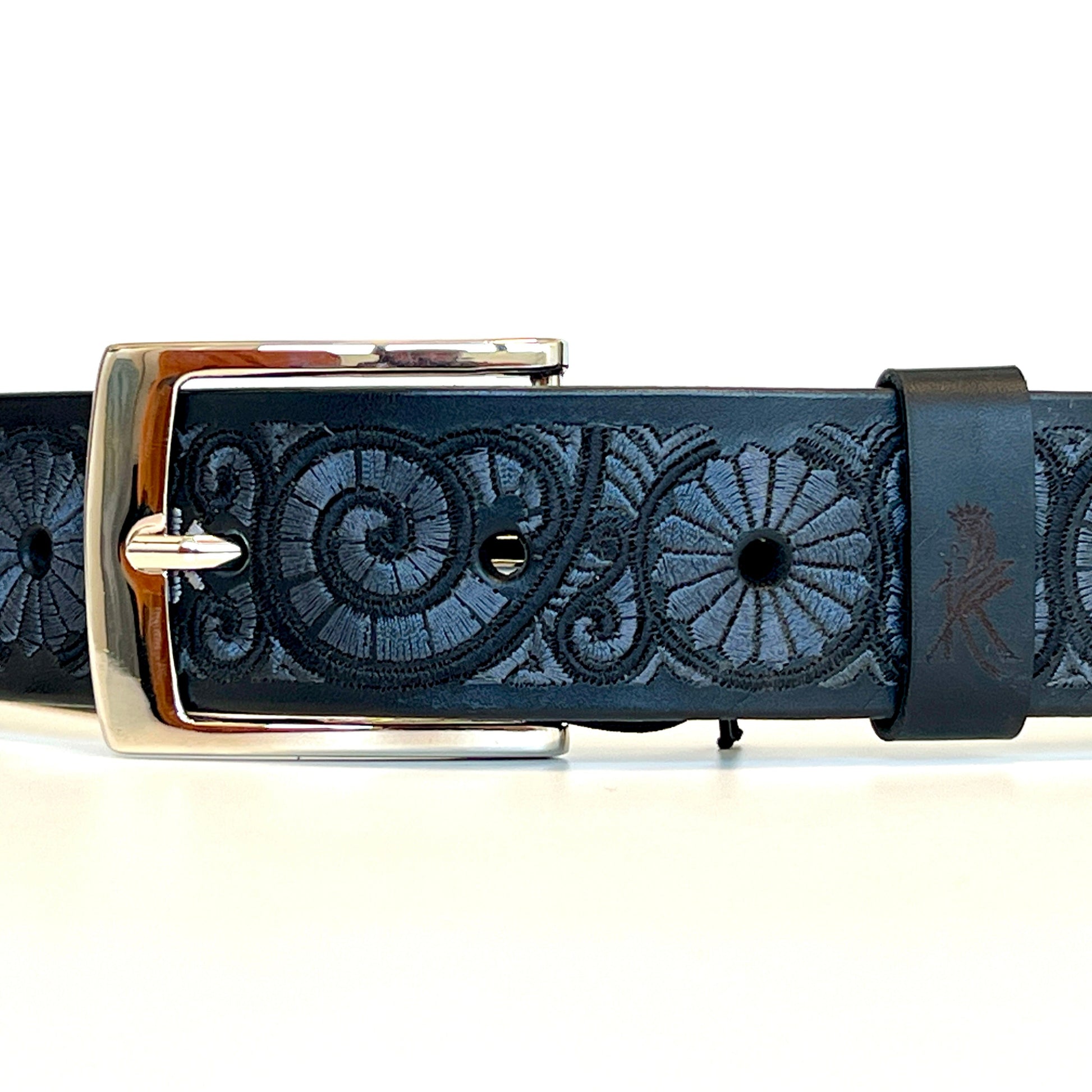 Foto della cintura in pelle ricamata a chiocciola con colore nero e grigio