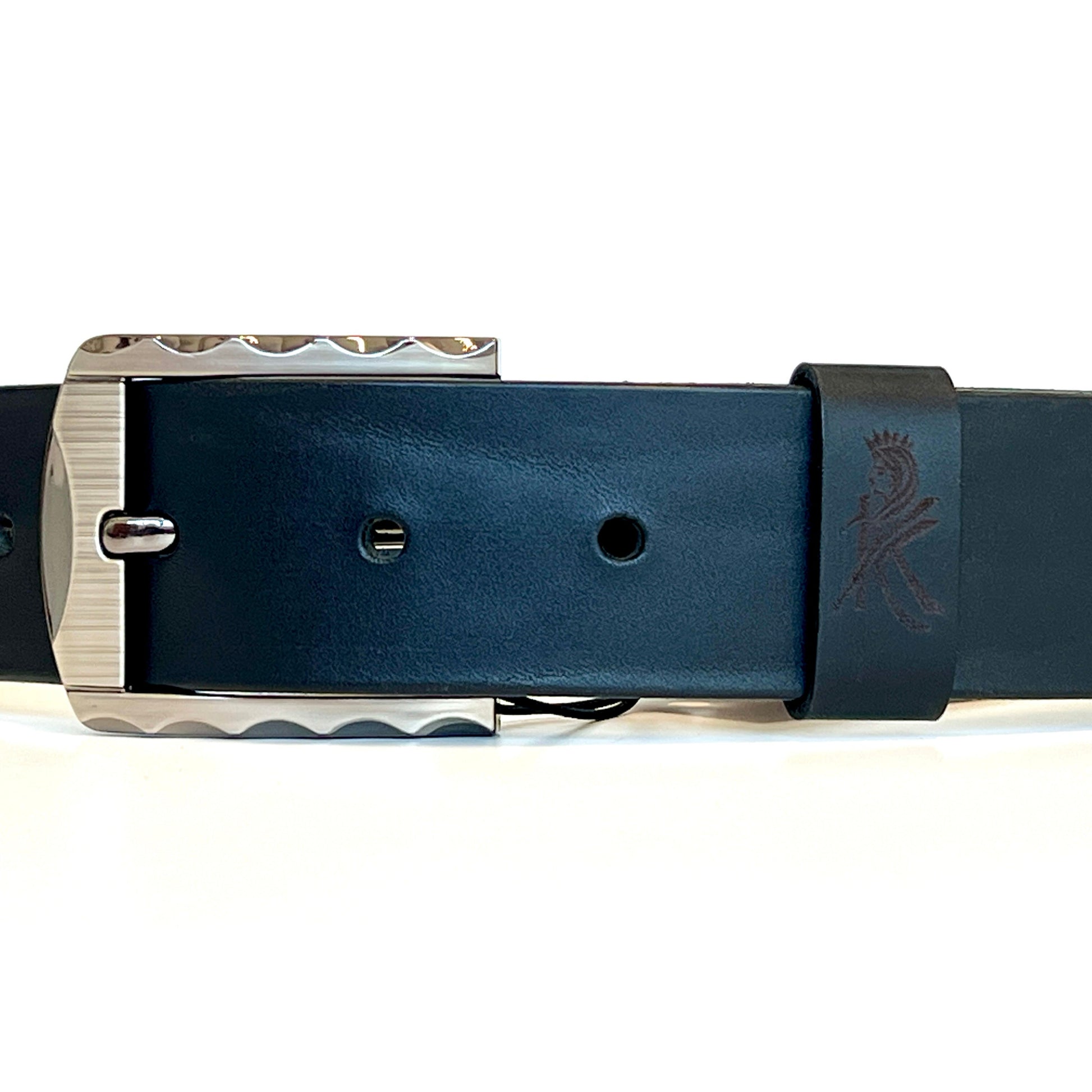 Dettaglio della fibbia della cintura in pelle artigianale semplice nera