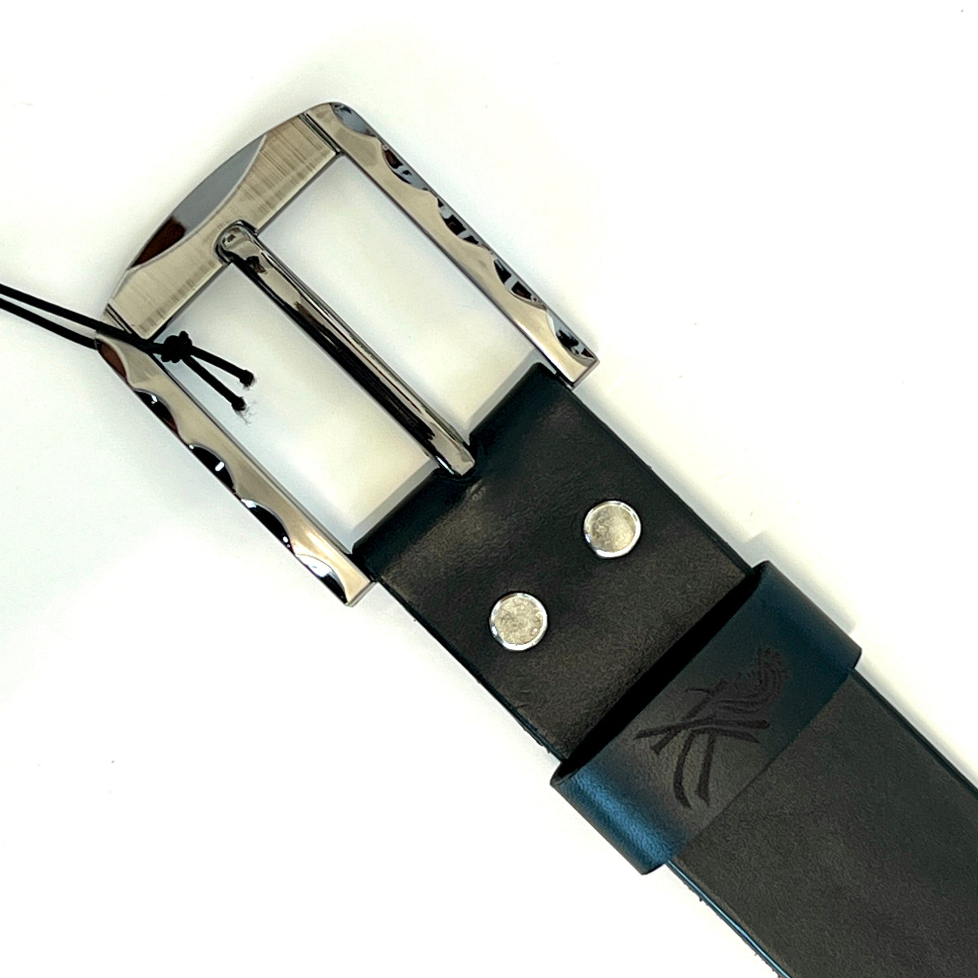 Dettaglio fibbia della cintura in pelle semplice 