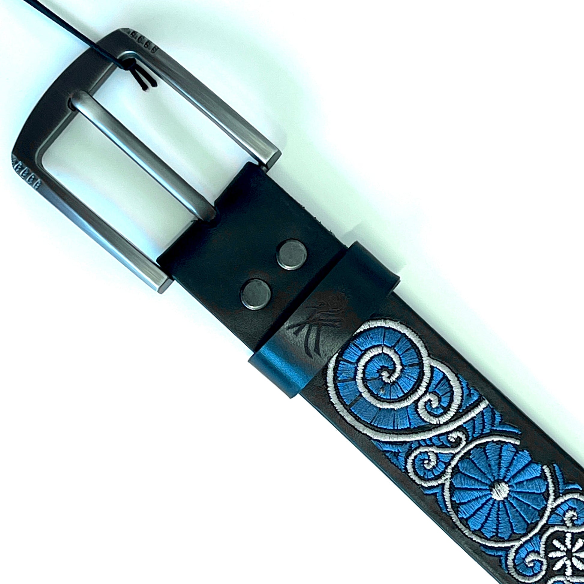 Foto dettagliata della fibbia satinata su cintura in vera pelle italiana ricamata con motio a chiocciola blue