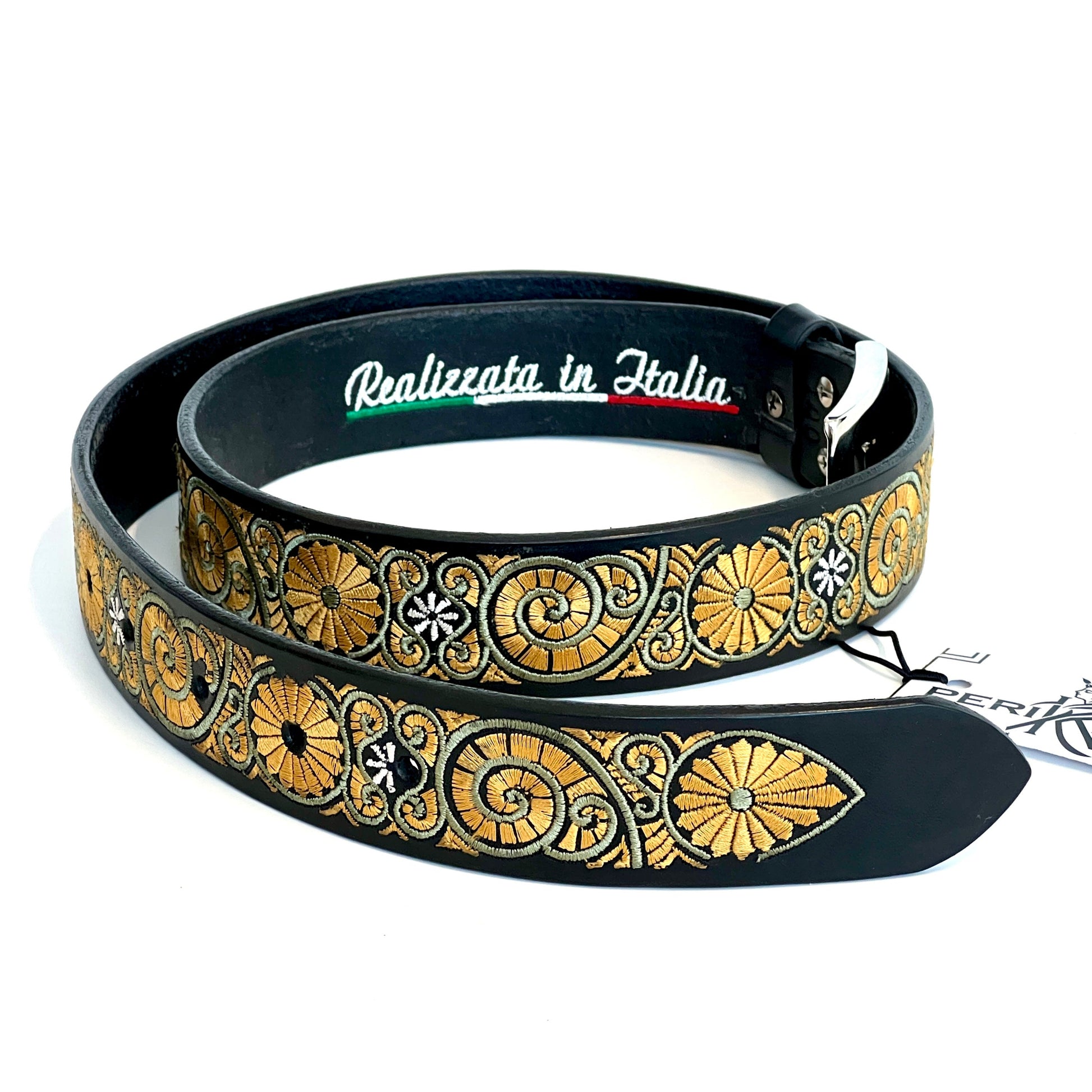 Dettaglio interno del fatto in italia della cintura in pelle ricamata a chiocciola gialla e verde