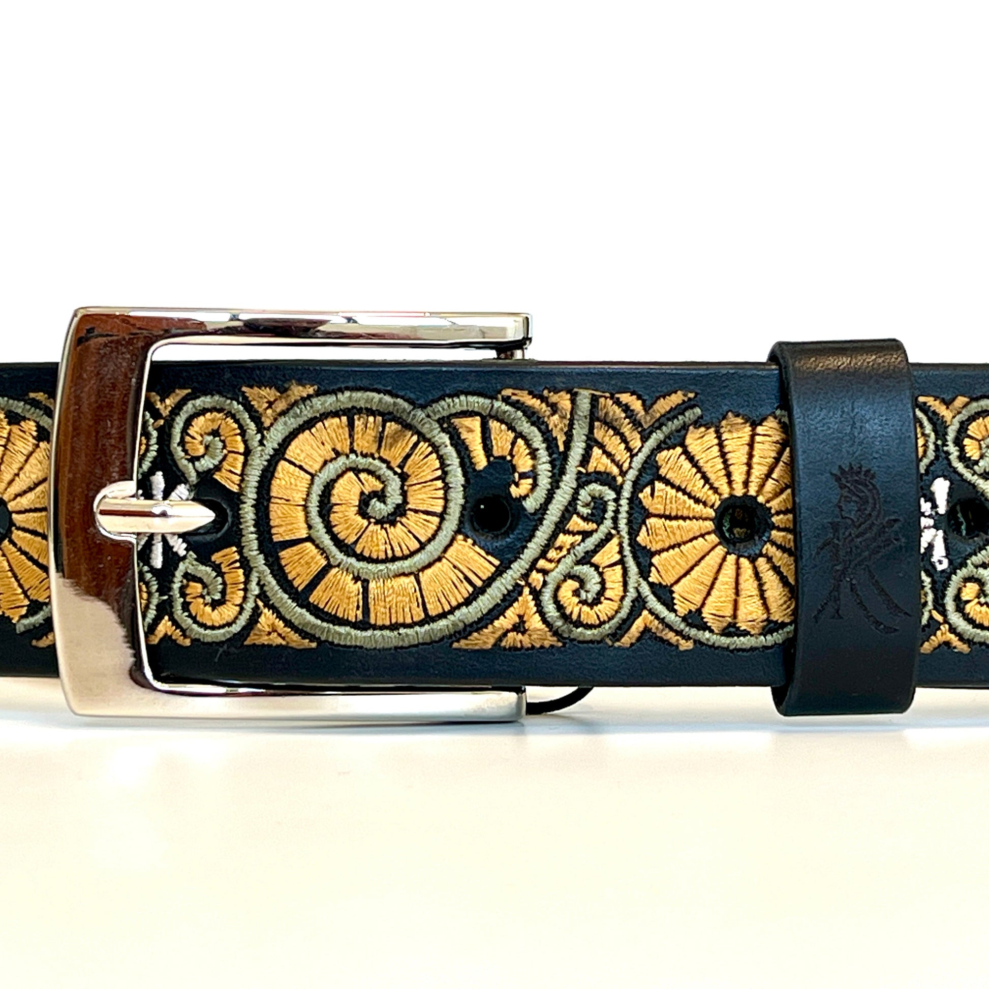 Particolare Fibbia e passante della cintura in pelle ricamata con chiocciola giallo e verde