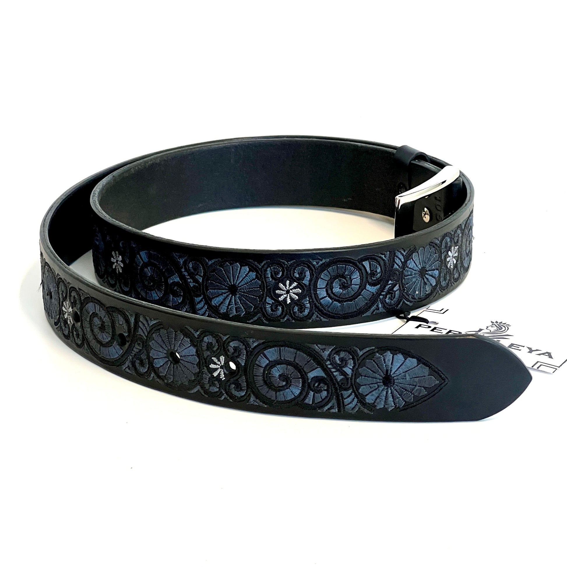 Panoramica della cintura in pelle ricamata a chiocciola con colore nero e grigio