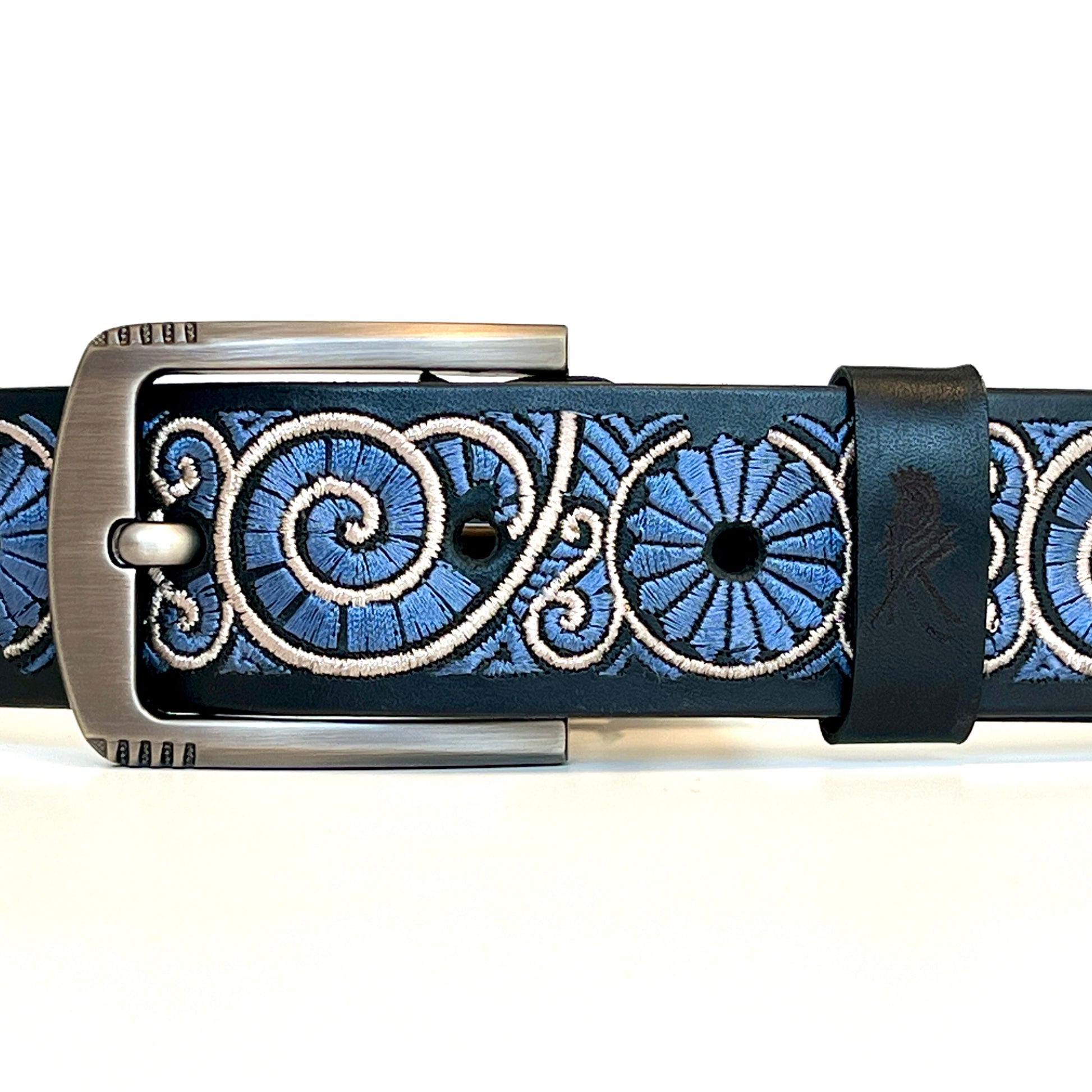 Foto fibbia della cintura in pelle con ricamato chiocciola in blue e bianco