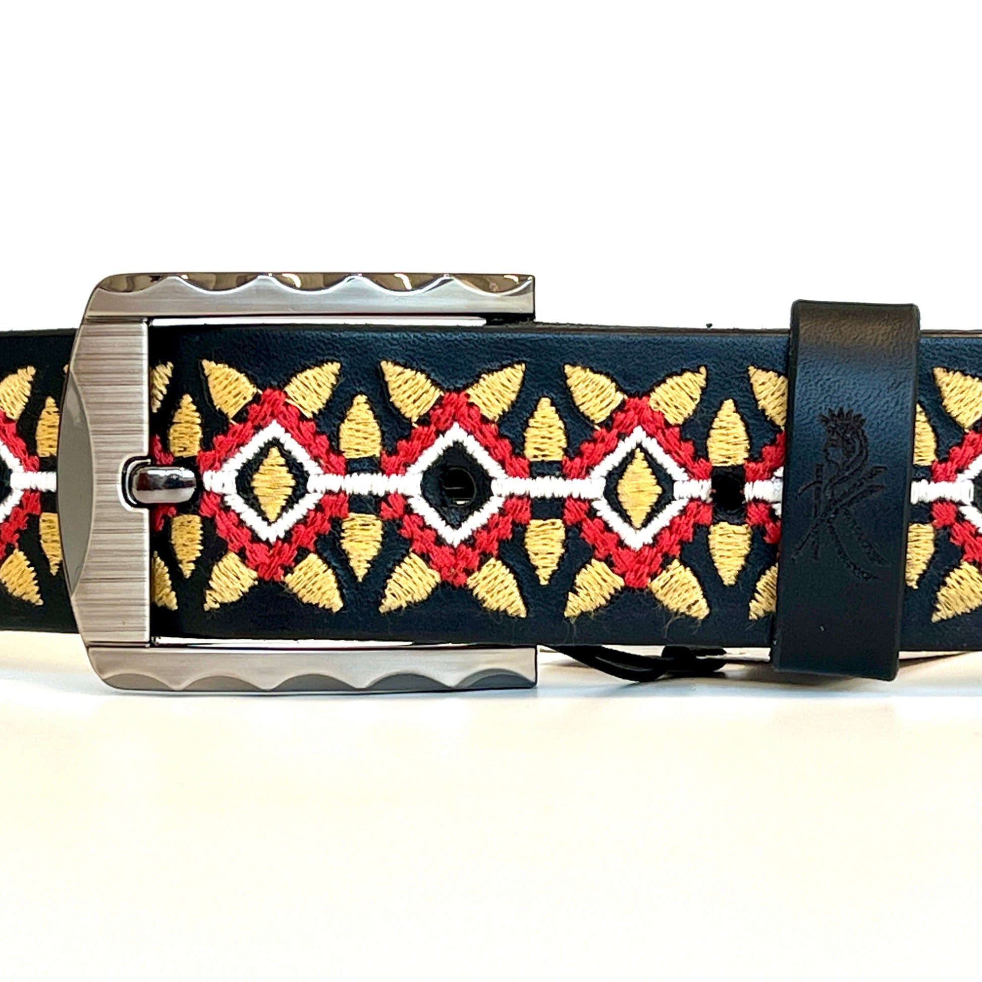 Foto della fibbia della cintura in pelle ricamata con motivo geometrico rosso e giallo