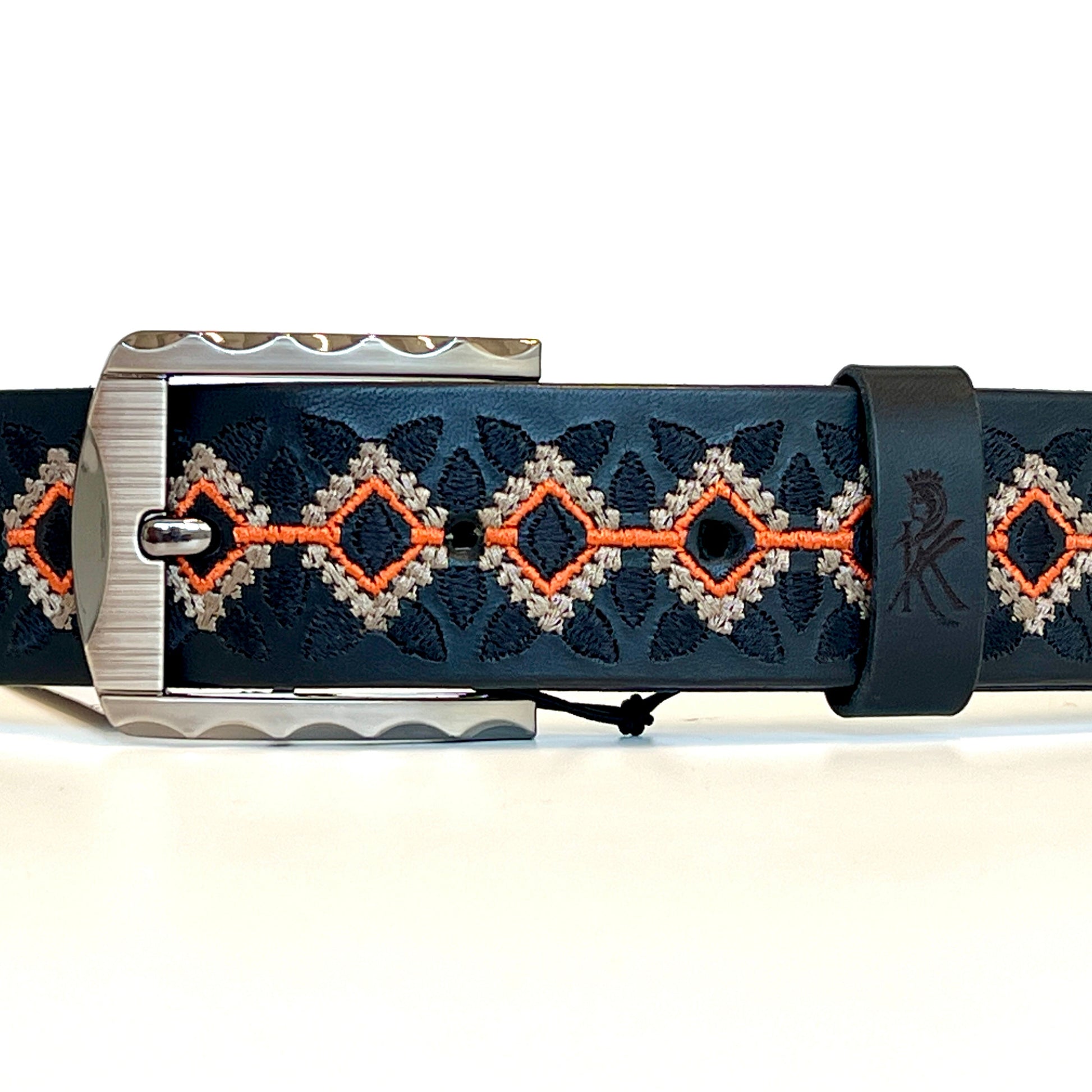 Foto del dettaglio della cintura in pelle ricamata con colori nero e arancione