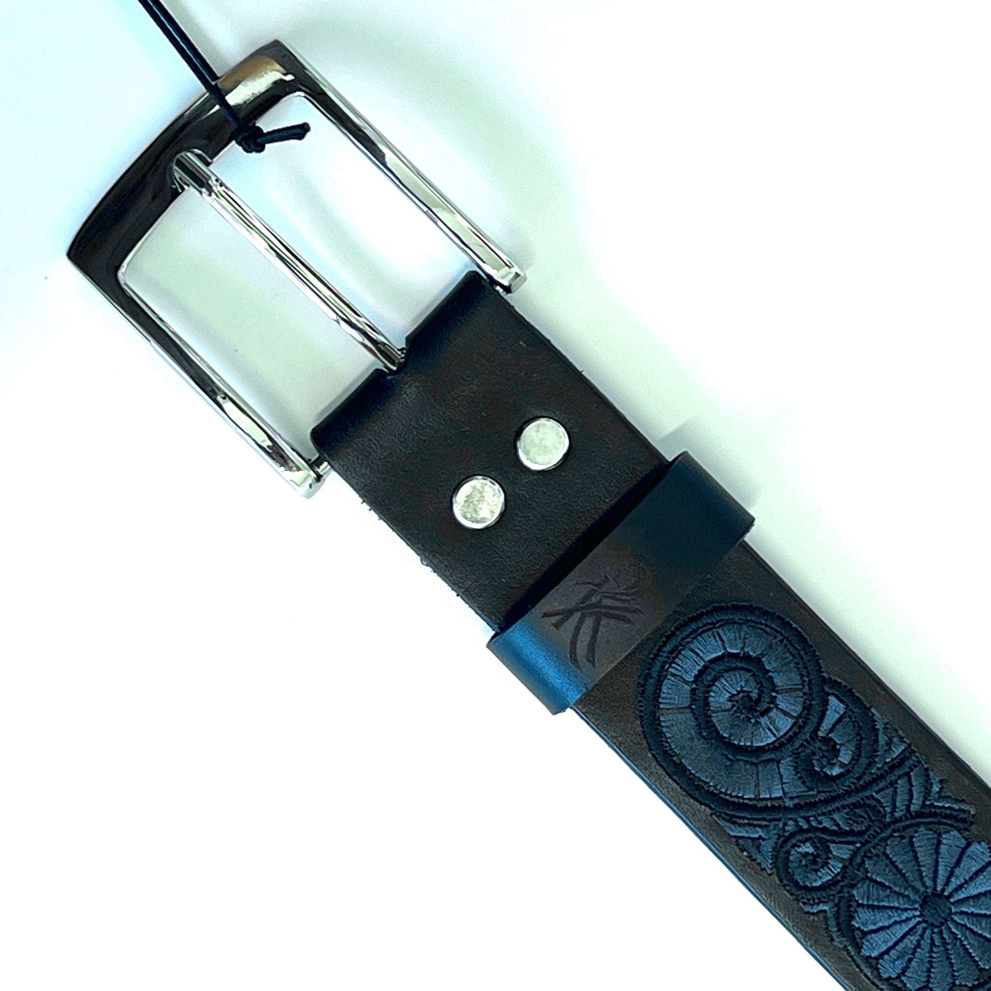 Foto della fibbia della cintura artigianale in vera pelle italiana ricamata con motivo a chiocciola nero e grigio