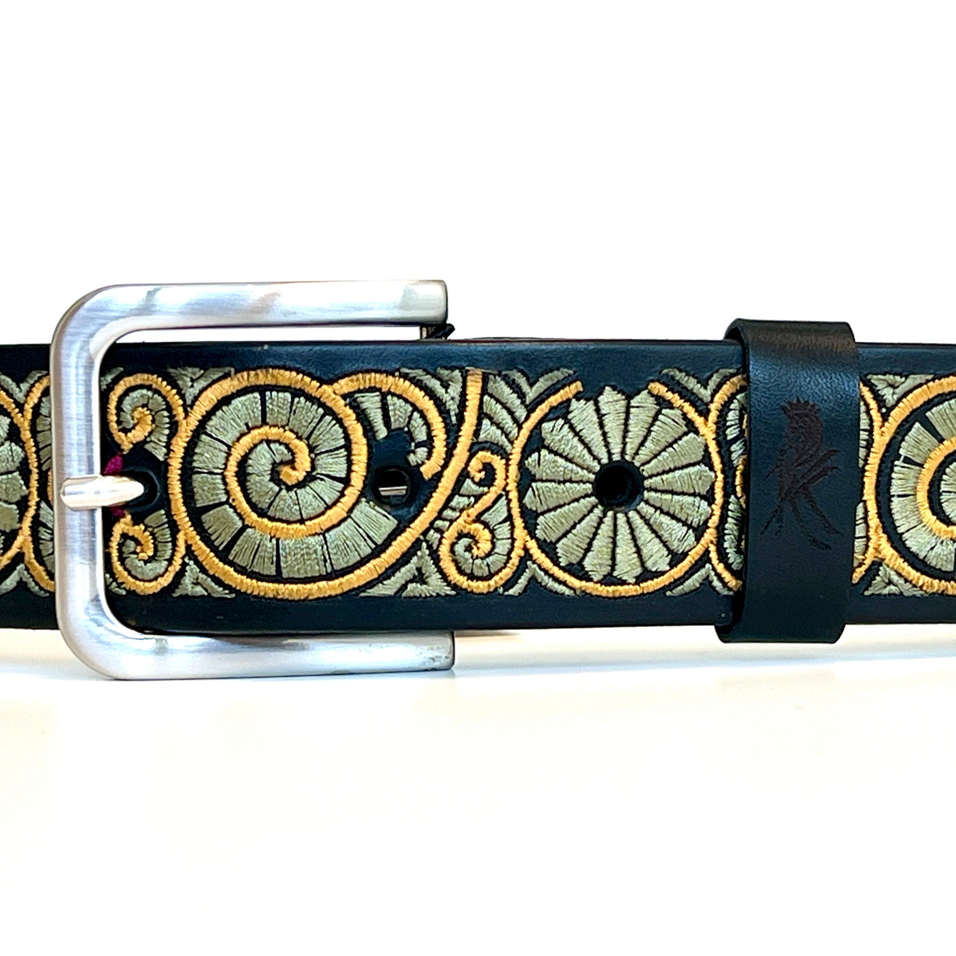 Foto dettaglio della cintura in pelle ricamata con motivo a chiocciola gialla e verde